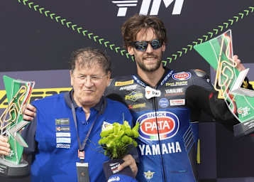 Stefano Manzi nahm Pata-Boss Remo Gobbi mit auf das Siegerpodest