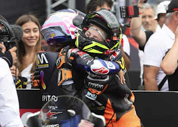 Beatriz Neila und Chloe Jones gratulieren sich zu einem spannenden Rennen