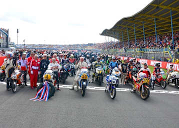 150 geschichtsträchtige Motorräder, Seitenwagen-Gespanne und Vorkriegsautos wurden nach dem MotoGP-Rennen in Assen auf die Strecke gelassen