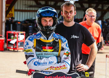 Valentin Grobauer mit seinem Mechaniker