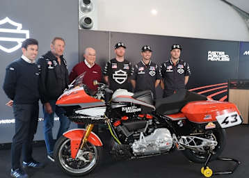 Schulterschluss: Neben Carlos Ezpeleta, Harley-Präsident Zeitz, Dorna-CEO Carmelo Ezpeleta Bagger-Werksfahrer Bradley Smith (von links)