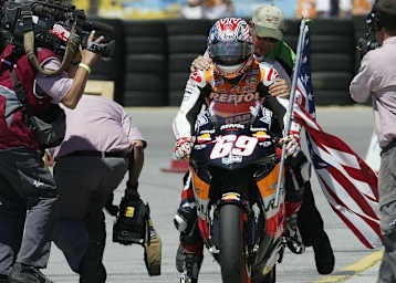 Nicky Hayden mit Vater Earl auf dem Höcker seiner Honda