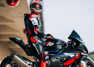 Ein neues Bild: Alex Hofmann auf der BMW M1000RR