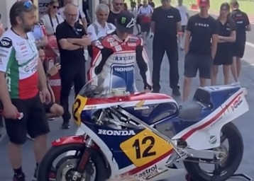 Begeistert und gerührt: Randy Mamola durfte seine alte 500er-Honda wieder pilotieren