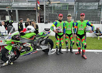 Die Kawasaki und das Fahrertrio von JOJ