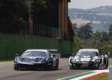 Mehr als 20.000 Fans versammelten sich zur Schweigeminute in Imola