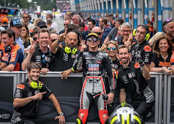 Gutes Ende für David Munoz und den einen Teil der Moto3-Intact-Mannschaft um Peter Öttl