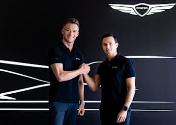 Beide Werks-Ferrari 499P ganz vorne kurz nach dem Start der WEC in Katar