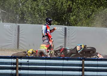 Jonas Kocourek mit gebrochenen Knochen