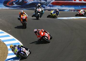 Legendäres Duell von Valentino Rossi und Casey Stoner in der Corkscrew von Laguna Seca