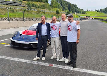 Walter Schöch, Robert Lechner, Franz Tost, Walter Lechner jun. (v.l.n.r.) vor dem speziellen Porsche 911 GT3 R rennsport