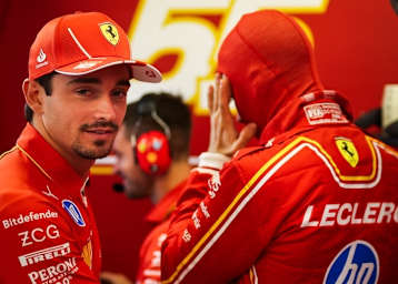 Zwei Leclercs in der Ferrari-Box: Charles und Arthur Leclerc rückten in Abu Dhabi gemeinsam für die Scuderia aus Maranello zum ersten Training aus