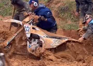 Das Motorrad von Liam Everts musste aus dem tiefen Schlamm befreit werden