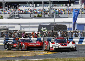 Siegerauto: Der Porsche 963 vor dem Cadillac V-Series.R