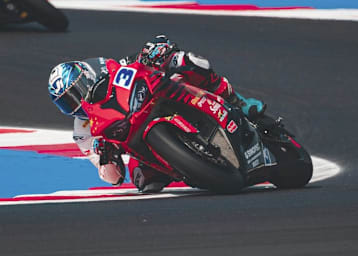 Raffaele De Rosa und Niki Tuuli treten in Donington Park mit der alten QJ Motor an