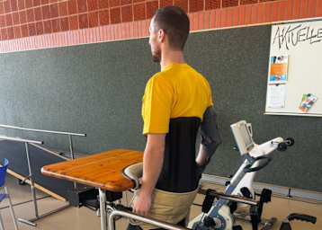 Die teure Therapie hilft: Max Dilger kann wieder stehen