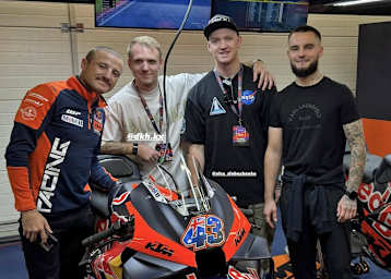 Ilya Mikhalchik (re.) besucht Jack Miller (li.)