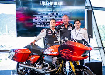 Jeff Schuessler und Kolja Rebstock von Harley mit Carlos Ezpeleta (v.l.)