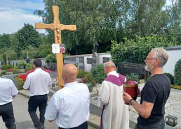 Klaus Klaffenböck trug die Urne zu ihrer Ruhestätte
