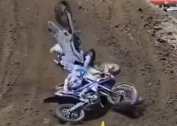 Garrett Marchbanks landet auf den am Boden liegenden Motorrädern