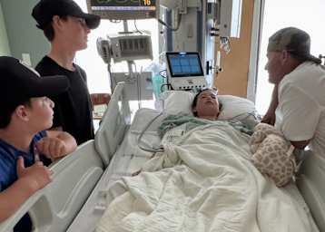 Chad Reed und seine beiden Söhne am Krankenbett von Kiah