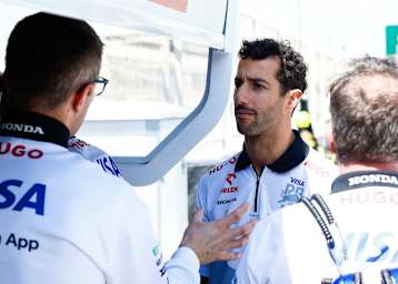 Daniel Ricciardo am Kommandostand der Racing Bulls