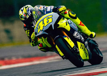 Valentino Rossi auf seiner Yamaha R1 im speziellen Design