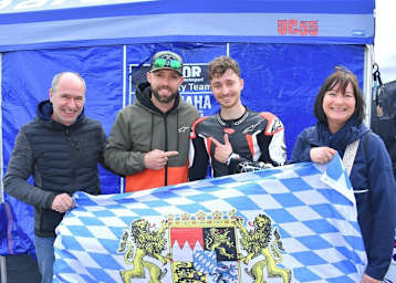 Familientreffen in Assen: Jonas Folger mit Cousin Valentin und dessen Eltern