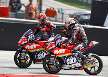 Platz 1 und 2 für MSi: Angel Piqueras gewann den Moto3-Krimi vor Ryusei Yamanaka