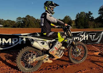 Tommy Searle mit der neuen Triumph TF 450 RC