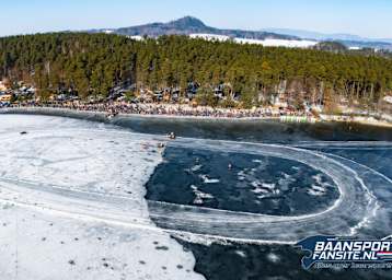 Wie auf einer Postkarte: Eisspeedway auf dem See
