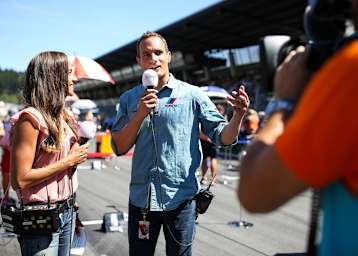 Alex Hofmann neben Moderatorin Andrea Schlager. Der Ex-Pilot sieht auch, dass der Transfermarkt schwieriger geworden ist