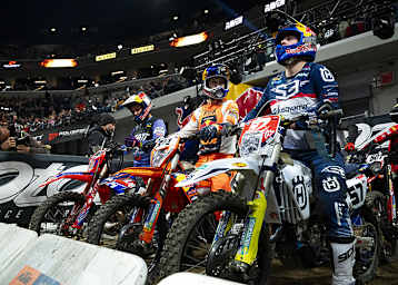 Billy Bolt, Jonny Walker und Manuel Lettenbichler vor vollem ungarischen Haus.