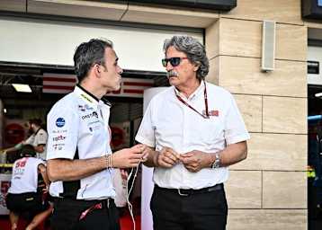 Paolo «Papa» Simoncelli in der Boxengasse von Losail. Der Teamchef setzt weiterhin auf Honda als Partner. Die beiden Piloten und die Pirelli Reifen sind neue Größen