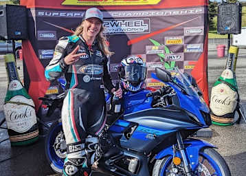 Mallory Dobbs mit ihrer serienmäßigen Yamaha R7 mit Bridgestone-Reifen