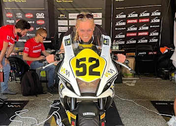 Katja Poensgen bei der Sitzprobe auf der Yamaha R7