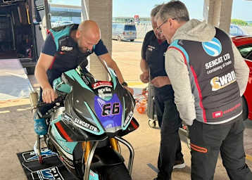 Tom Sykes bei der Sitzprobe auf der Aprilia RSV4