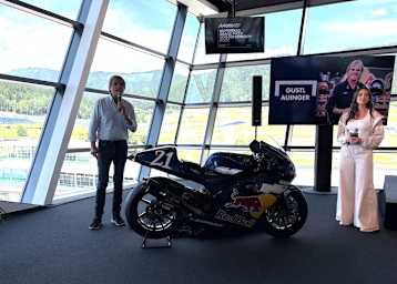 Gustl Auinger und Alina Marzi moderierten in Spielberg die Legendenparade an. Im Fokus, Bikes wie die YZR 500