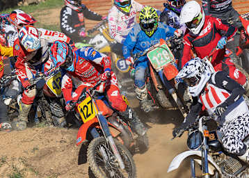 Volle Fahrerfelder mit historischen Motorrädern in Stribro