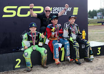 Rekordweltmeister Tony Rickardsson mit einigen Youngstern