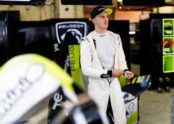 Théo Pourchaire neben dem Peugeot 9X8