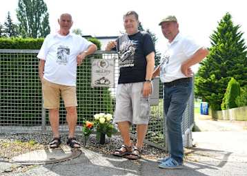 Werner Reiß, Peter Männel und Paul Wolf an der Gedenktafel für Bill Ivy