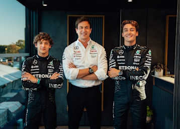 Mercedes-Teamchef Toto Wolff mit seinen 2025er-Stammpiloten Kimi Antonelli und George Russell