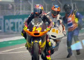 Fehler: Zusammenstoß der Moto2-Piloten in der Boxenzufahrt