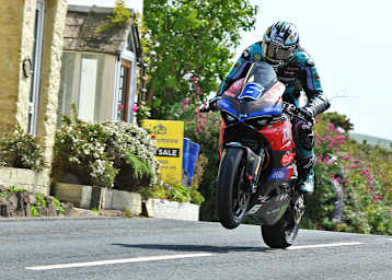 Bei der TT2025 gewann Michael Dunlop mit der Ducati Panigale V2 beide Supersport-Rennen