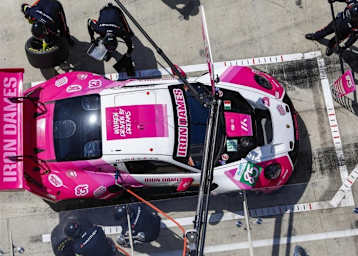 Blick von oben auf den Porsche 911 GT3 R LMGT3 der Iron Dames