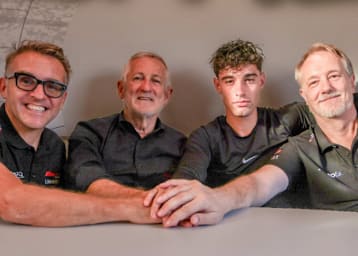 von links: Roberto Locatelli (Teammanager), Mariano Roman (Head of Racing), Tony Arbolino und Stefano Bedon (Project Manager Moto2)