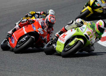 2010: Aleix Espargaro auf Pramac-Ducati vor Werksfahrer Nicky Hayden