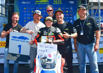 Robin Siegert (Mitte) mit Hafeneger, Nebel, Giuseppetti, Mechaniker Mike Lischka und Vater Steffen Sachse (v.li.)