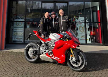 Alberto Surra (Mitte) ist neu in der Superbike-WM